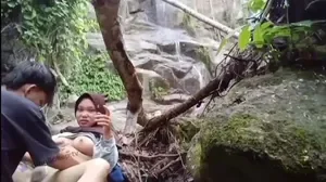 Hijab Ngewe Di Air Terjun poster