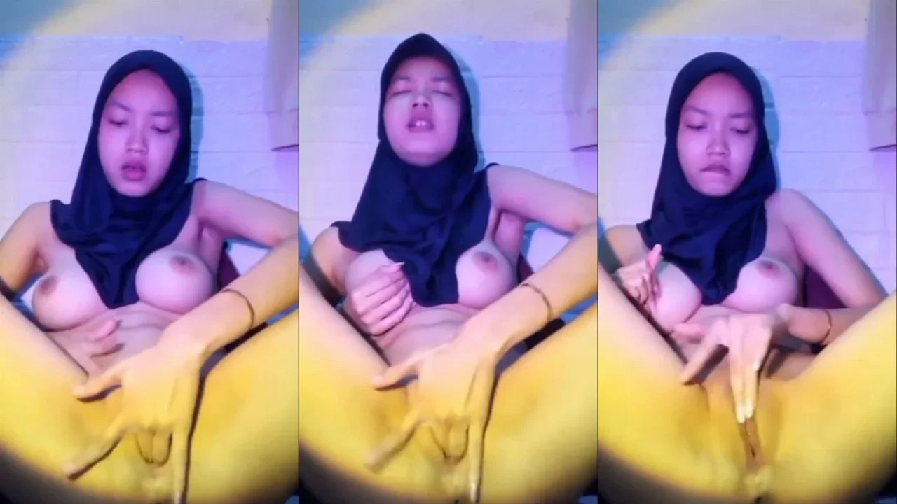 Bokep Ukhti Jilbab Hitam Sange Colmek Mendesah Keenakan... poster